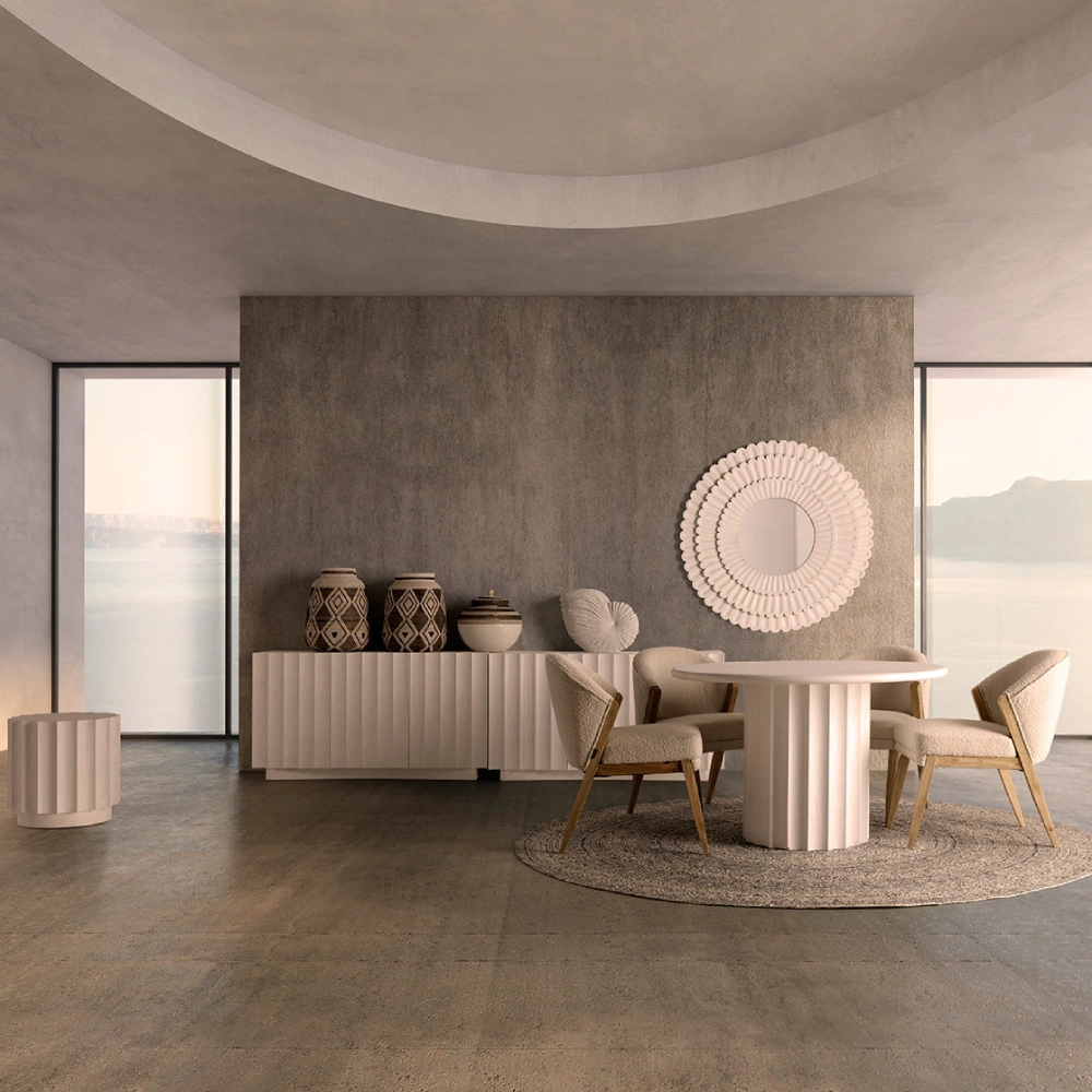 Mesa de jantar em madeira e resina branca Mulcey Ø120x77 Sala de jantar minimalista com mesa e cadeiras bege e brancas, aparador com vasos e espelho na parede cinza