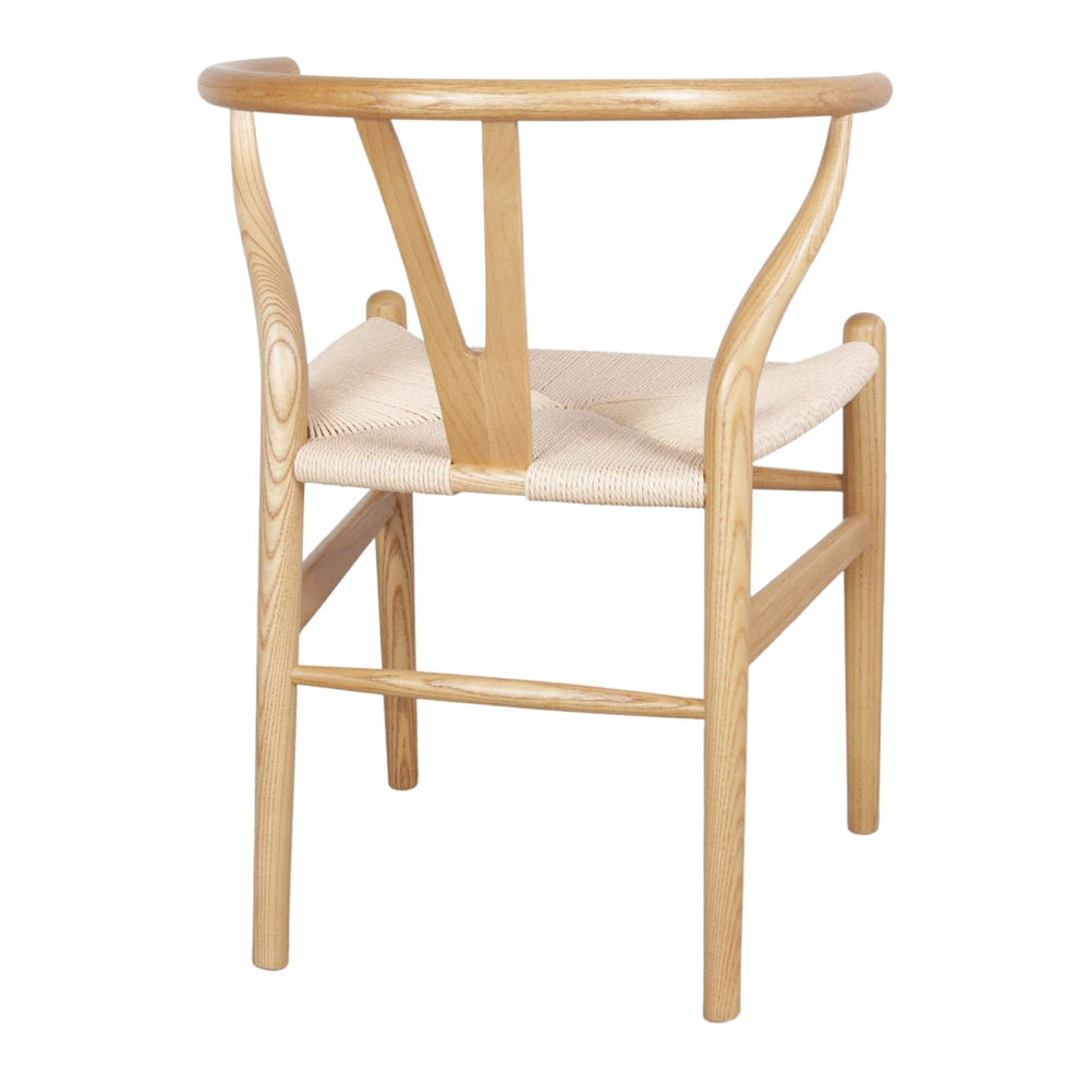 Cadeira Wishbone com braços em madeira olmo e corda natural Cadeira em madeira clara com assento em corda natural entrelaçada