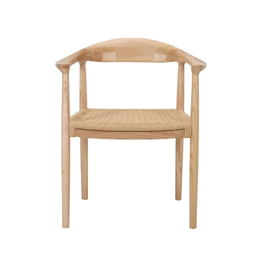 Cadeira com braços em madeira e corda natural Cassia Cadeira de madeira clara com assento de corda natural e apoios de braço curvos