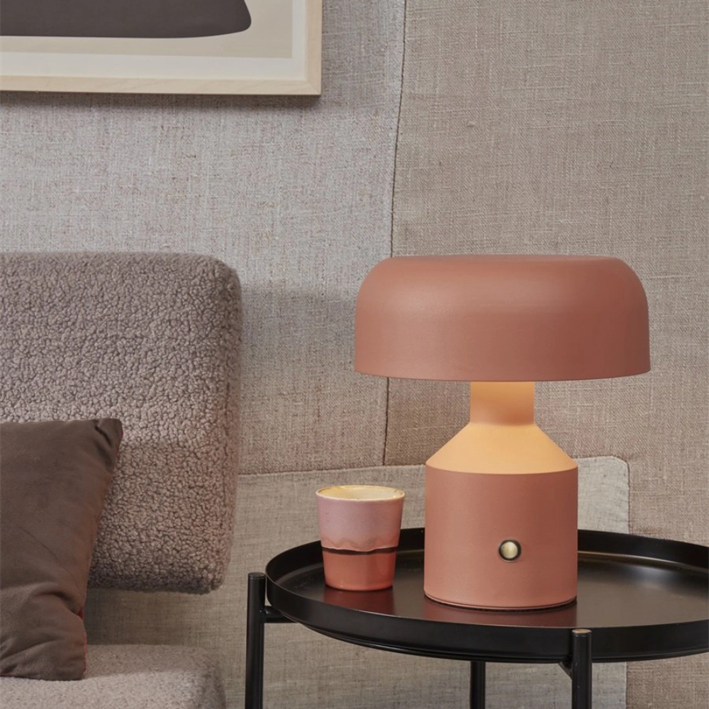 Candeeiro de Mesa em Metal Porto Abajur de mesa cor terracota com copa e sofá cinza ao lado