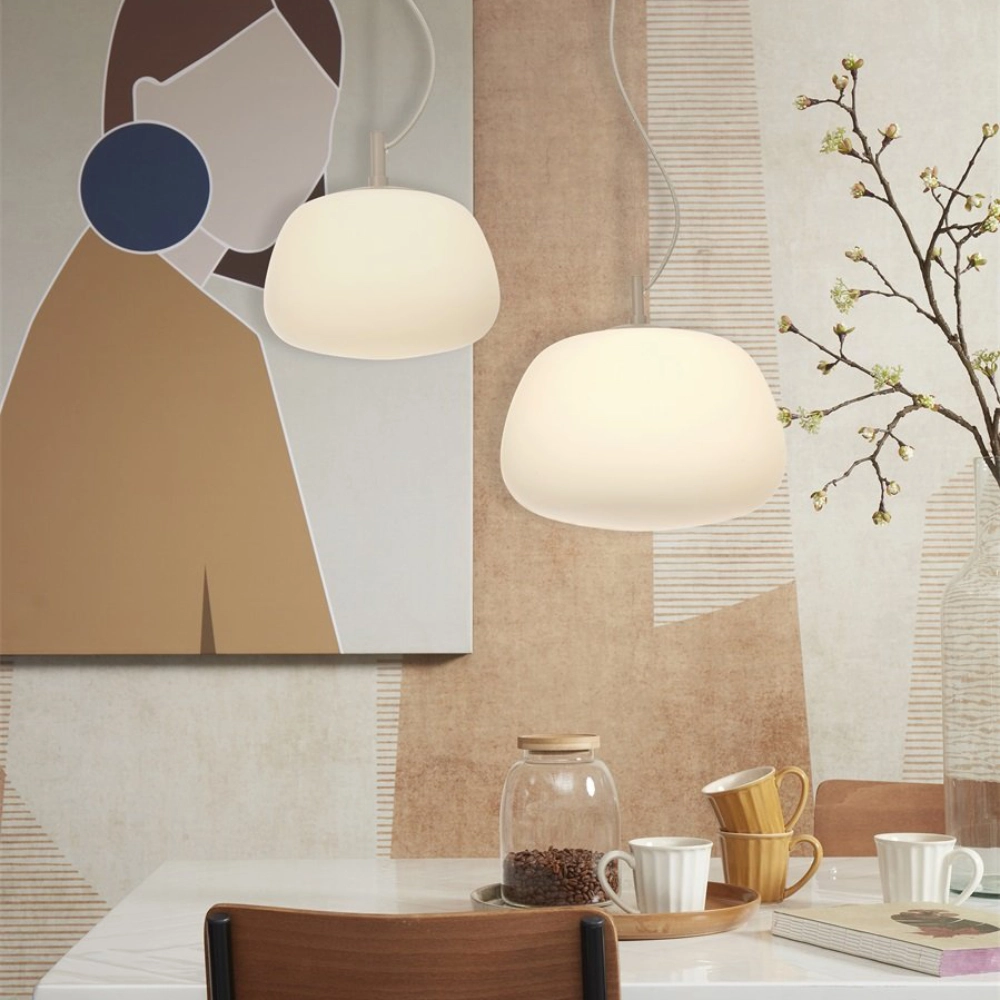 Candeeiro de Teto em Vidro Branco Sapporo Mesa branca com cadeiras de madeira e candeeiros suspensos