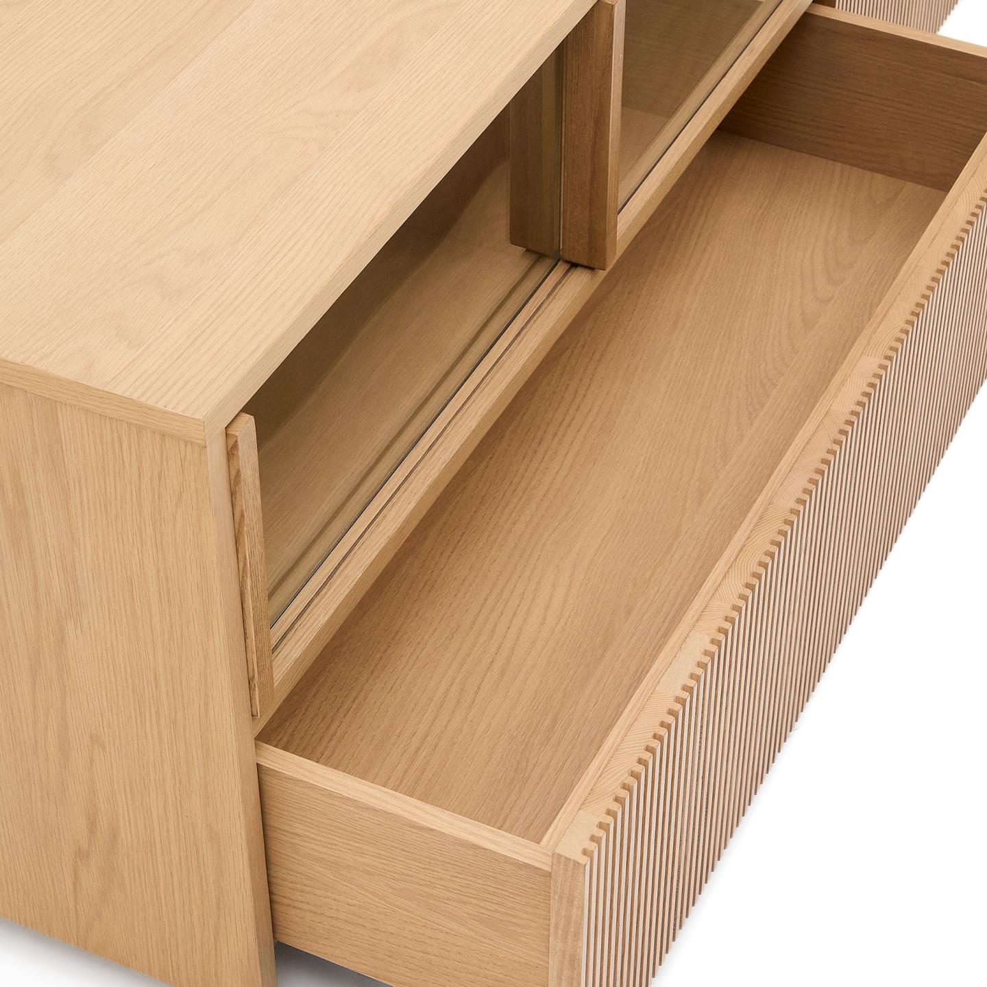 Móvel TV Helvi, madeira carvalho/vidro, 200x54 Cajonheira de madeira clara com gaveta aberta e textura canelada na frente