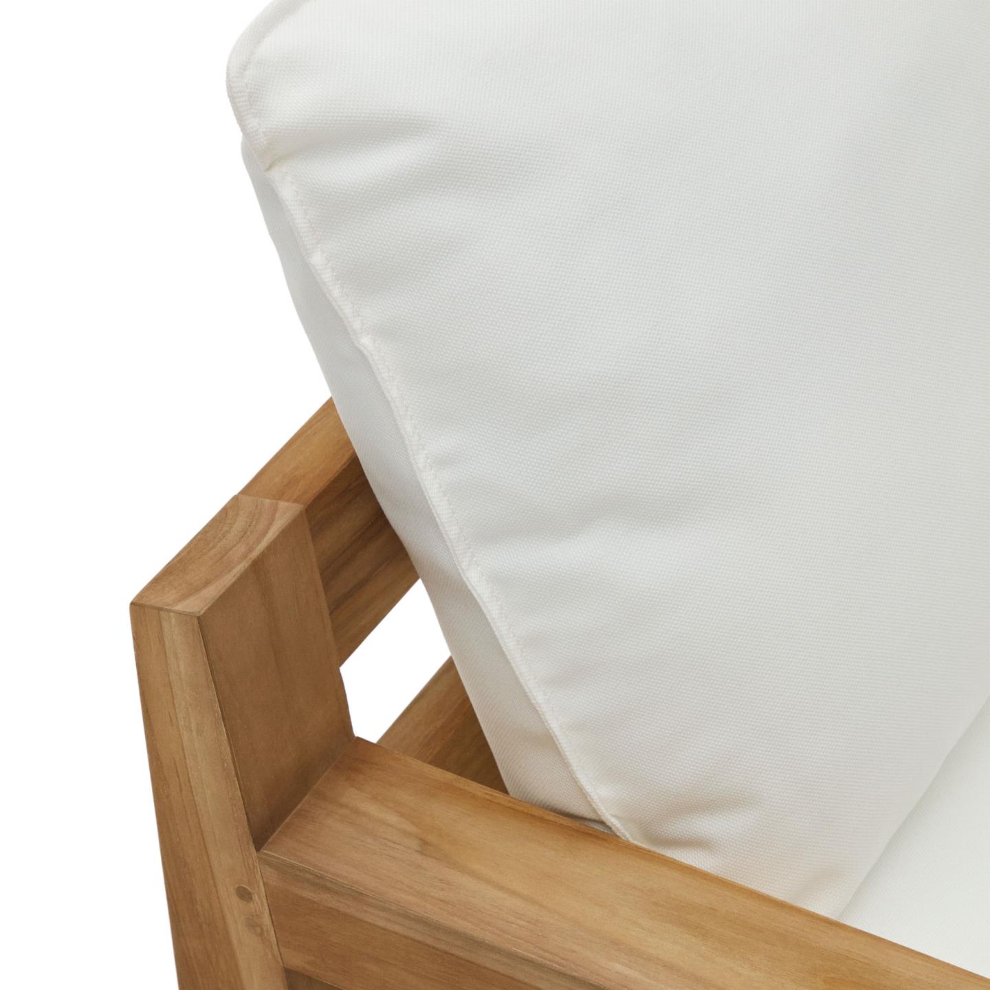 Espreguiçadeira Forcan, exterior, madeira teca Estrutura de madeira clara com almofada branca texturizada