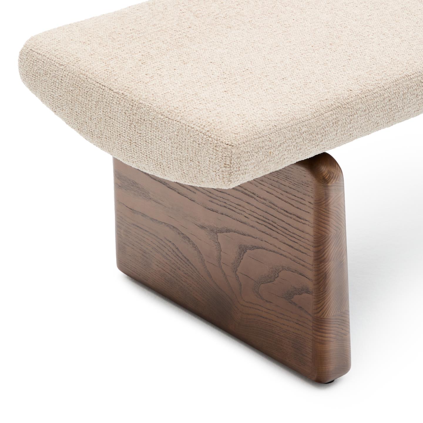 Banco Tupaz, chenille, madeira de freixo, nogueira Pé de móvel em madeira com almofada bege clara