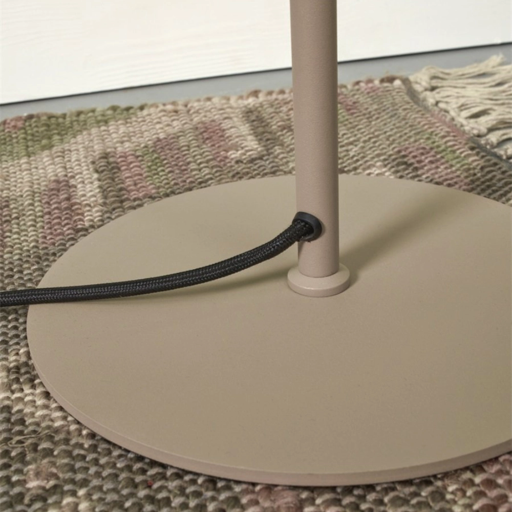 Candeeiro de Pé com Dois Focos Giratórios Salamanca Base redonda bege de metal com cabo preto sobre tapete texturizado