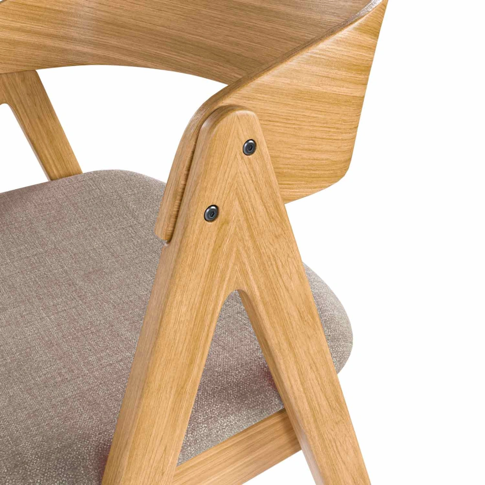 Cadeira estofada com braços em carvalho Rina Cadeira de madeira clara com assento estofado cinza e estrutura triangular