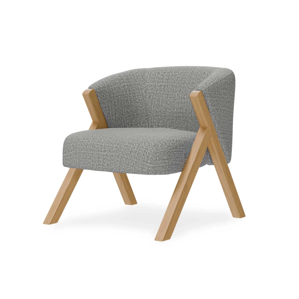 Cadeirão com braços madeira estofado Sintra Cadeira cinzenta com estrutura de madeira clara e pernas cruzadas