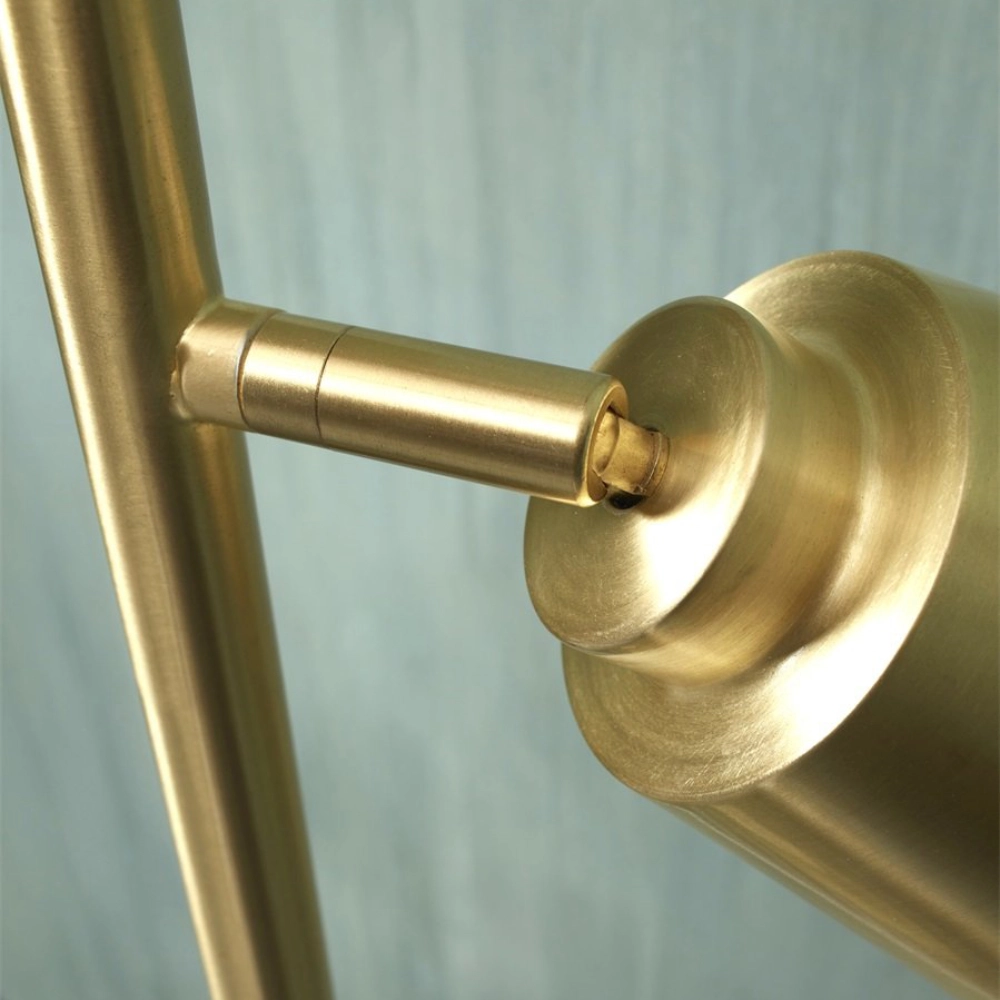 Candeeiro de Pé em Metal com Dois Focos Giratórios Bremen Candeeiro metálico dourado com braço articulado num fundo azul claro