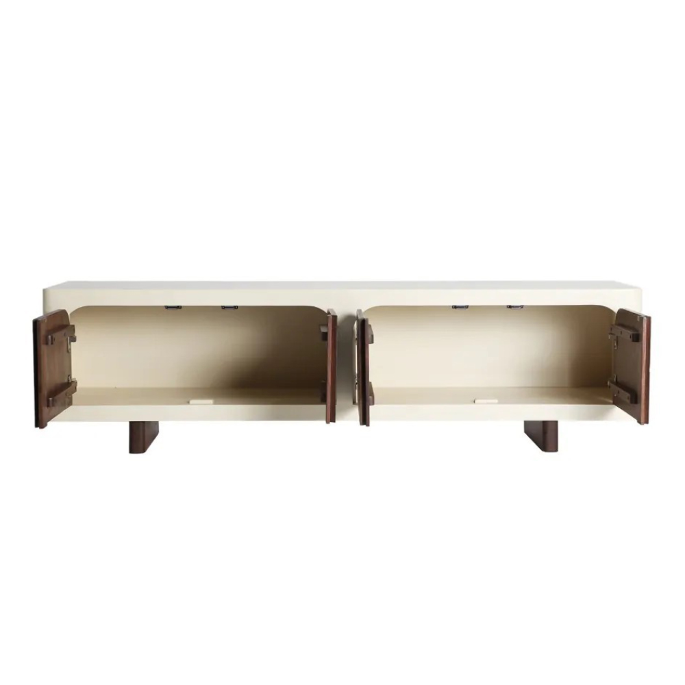 Móvel TV em madeira de acácia off-white Glaris 180x50 Móvel armário baixo creme com duas portas em madeira escura abertas.