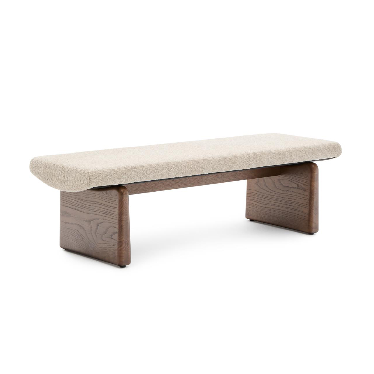 Banco Tupaz, chenille, madeira de freixo, nogueira Banco estofado branco com pernas de madeira escura sobre fundo branco