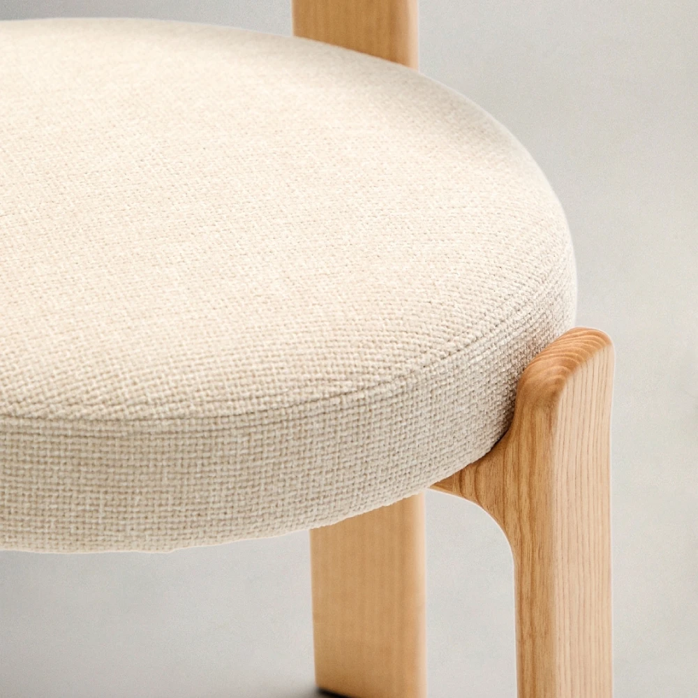 Cadeira em madeira de freixo estofada chenille Grani Cadeira com assento redondo estofado bege e pernas de madeira clara