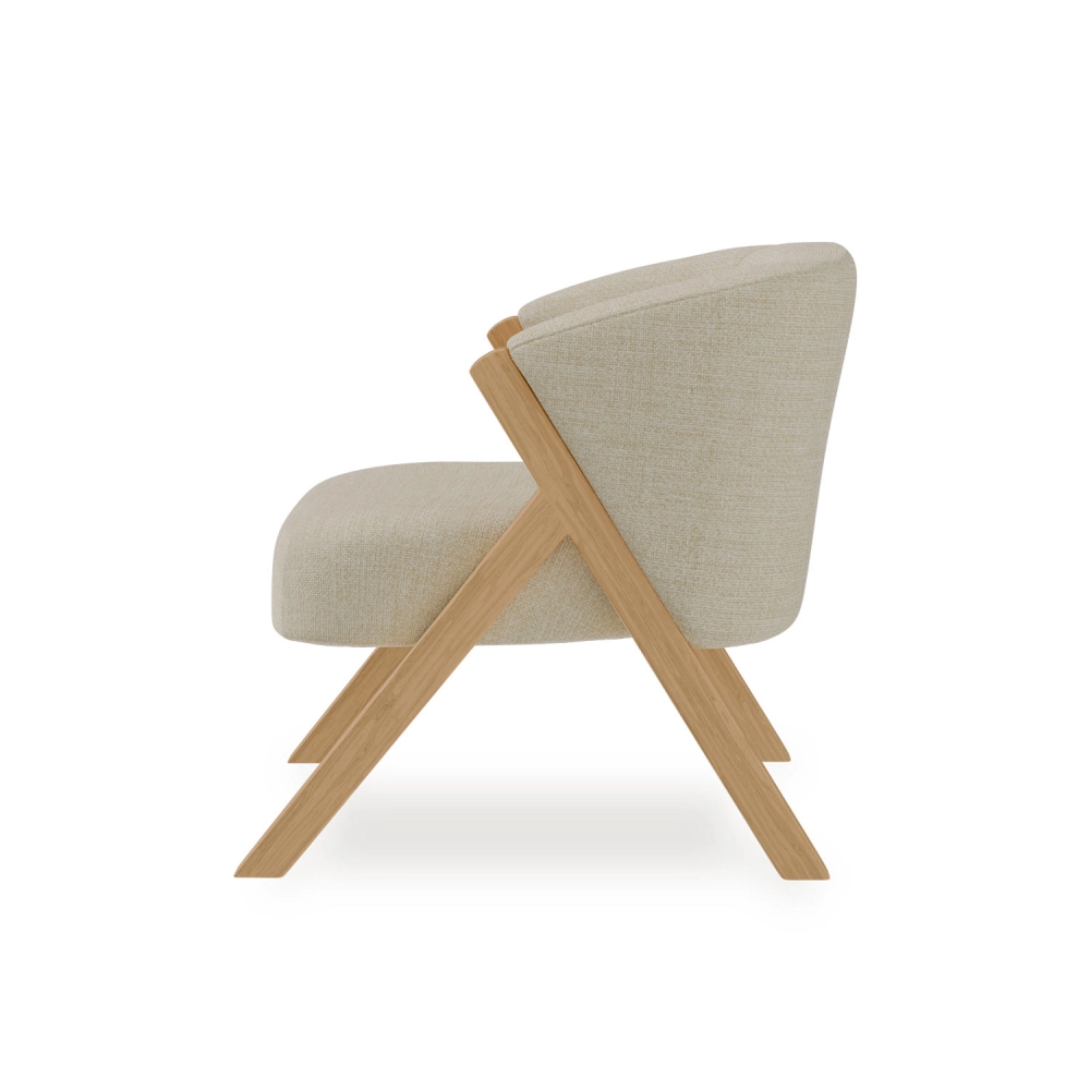 Cadeirão com braços madeira estofado Sintra Cadeira estofada bege com estrutura de madeira clara e design moderno