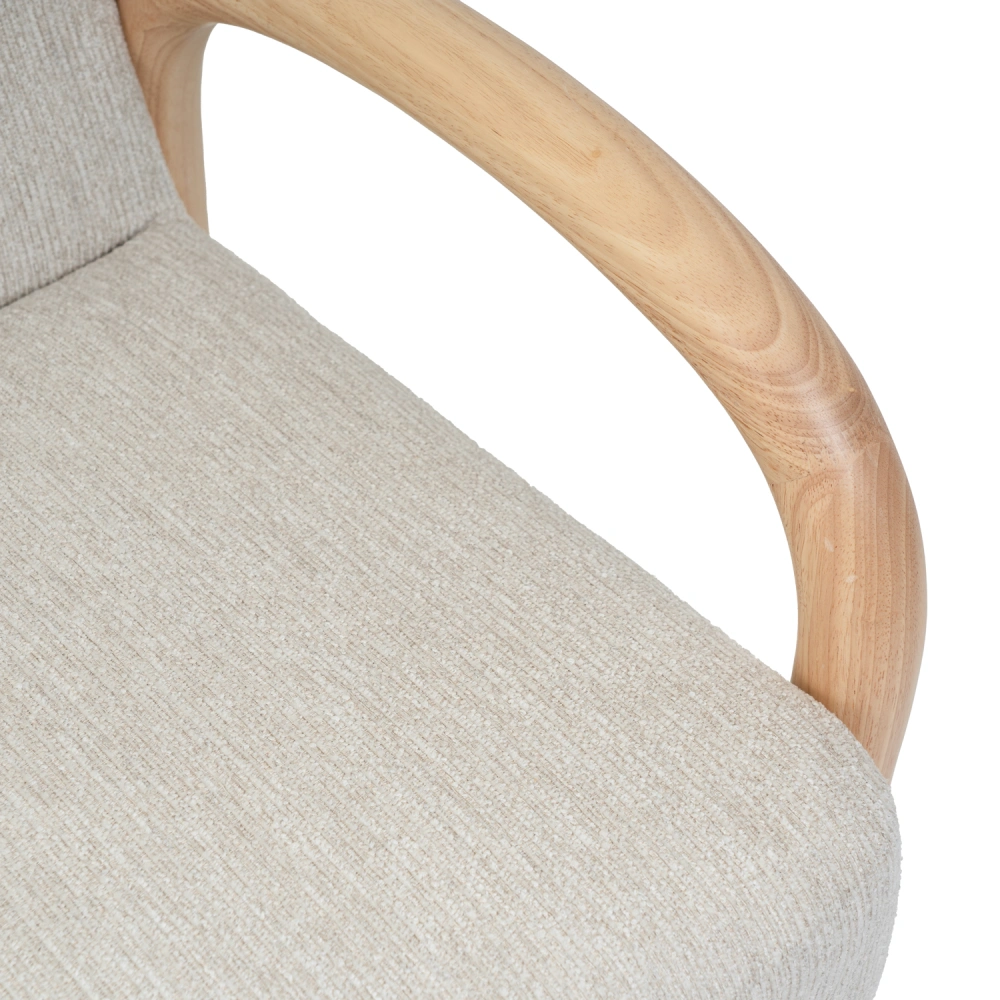 Cadeirão com braços madeira estofado Dorothy Assento estofado bege claro e braço de madeira clara arredondado de uma cadeira