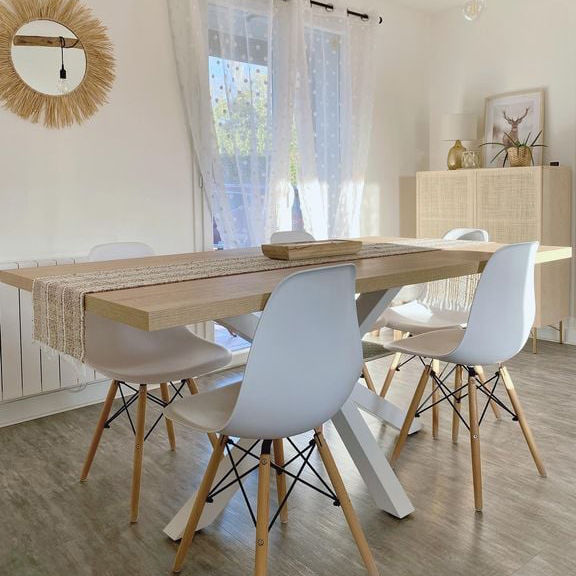 Mesa de jantar Arge, melamina/metal, branco Mesa de madeira clara com quatro cadeiras brancas num interior moderno e luminoso