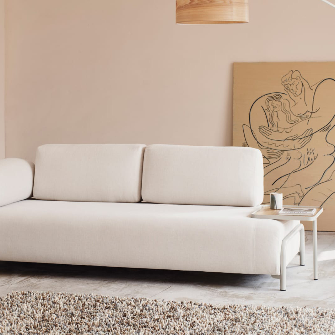 Sofá Compon, 3 lugares, estofado, c/bandeja, bege Sofá branco com estrutura metálica cinza junto a mesa de apoio e quadro com desenho