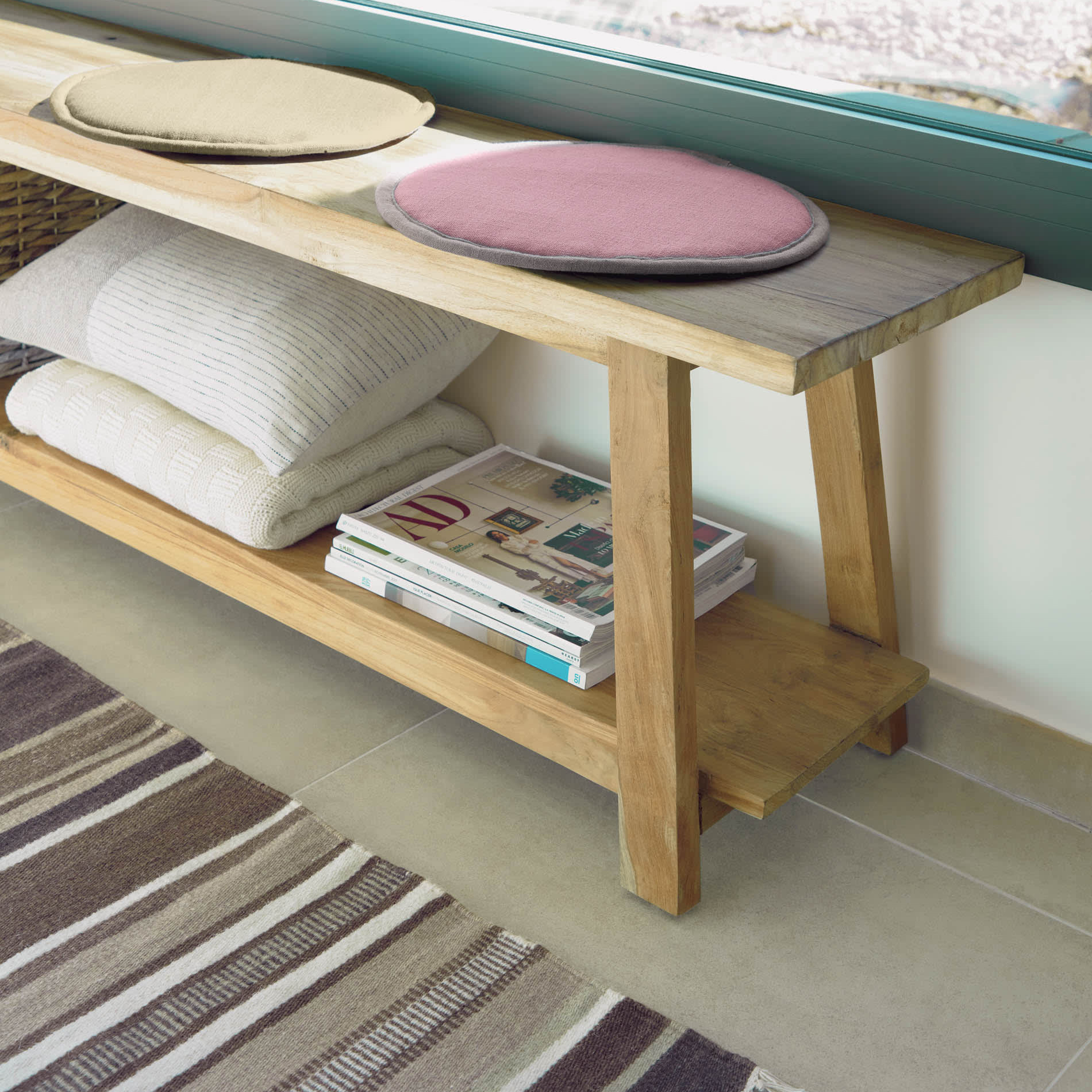 Banco Sifara, madeira teca reciclada, 150x46 Banco de madeira com almofadas e revistas junto a janela