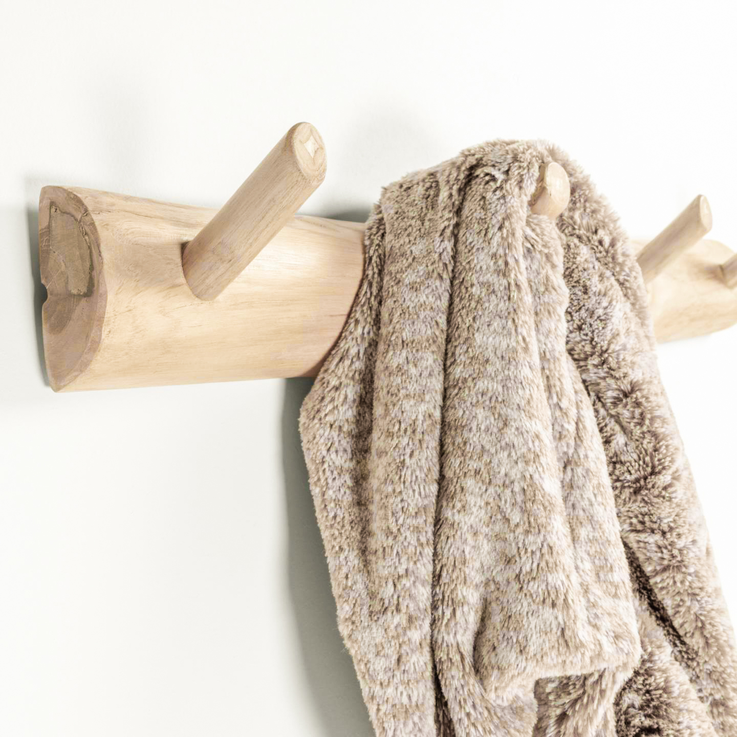 Cabide de parede Gaill, madeira teca, 63x7 Cabide de parede em madeira clara com tecido bege pendurado