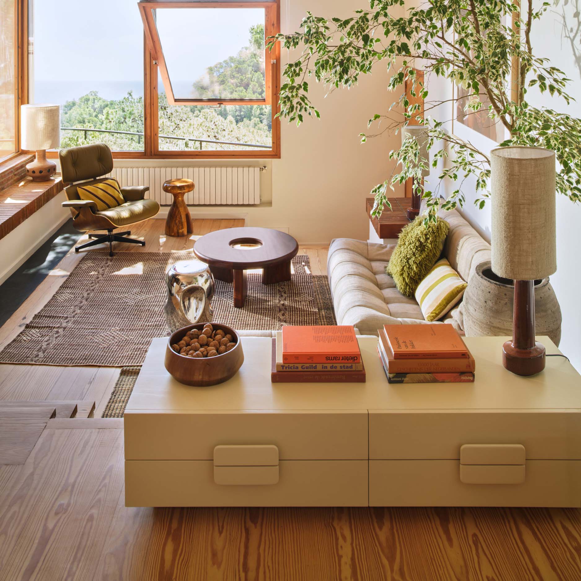 Aparador Nordic, madeira sungkai, bege, 160x54 Sala de estar com sofá cinza claro, poltrona verde, mesa de centro redonda, estante creme com livros e janela aberta