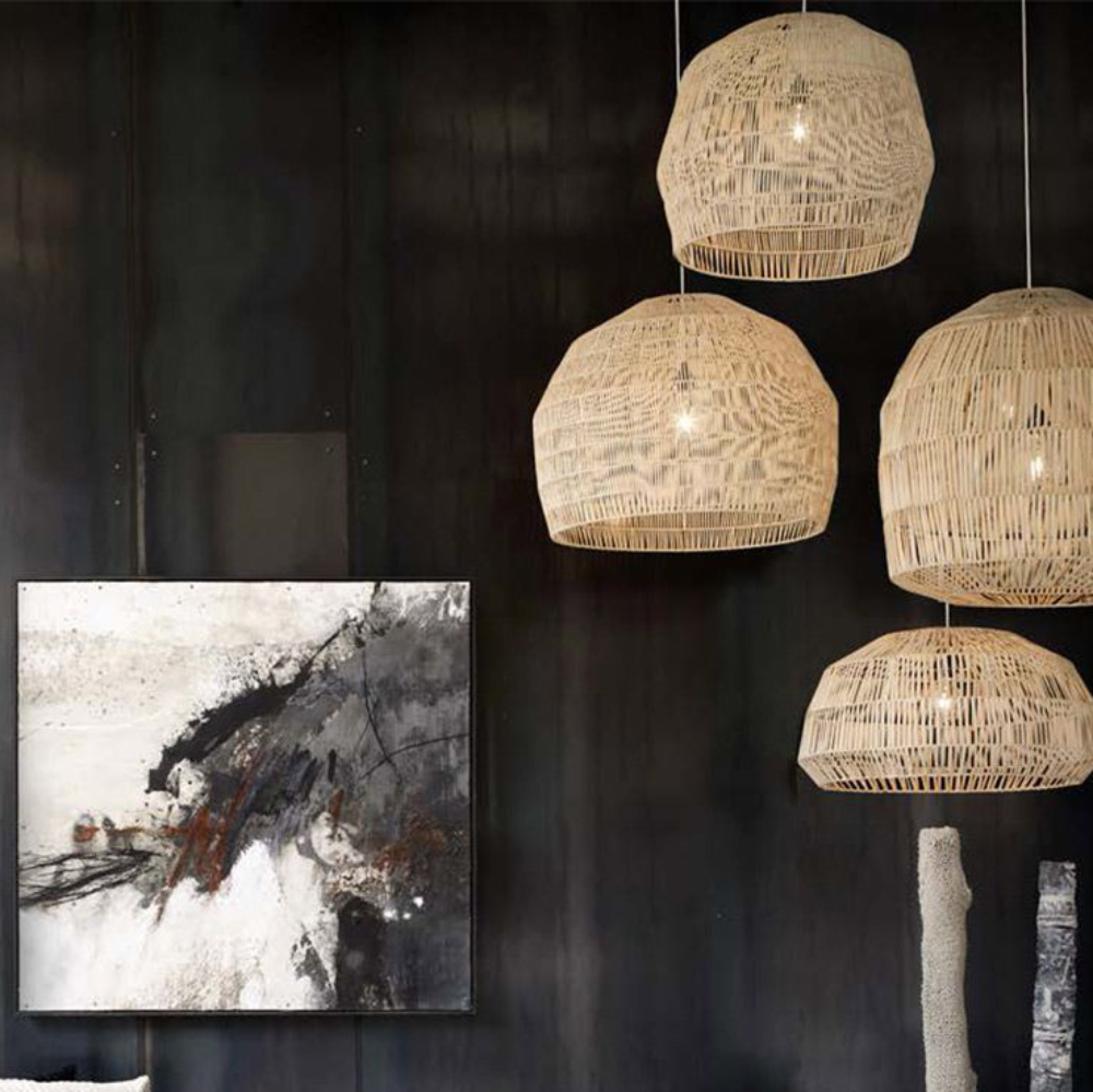 Candeeiro de Teto em Rattan Nama Ø78x78 Candeeiros pendentes de vime natural com lâmpadas visíveis junto a pintura abstracta na parede preta