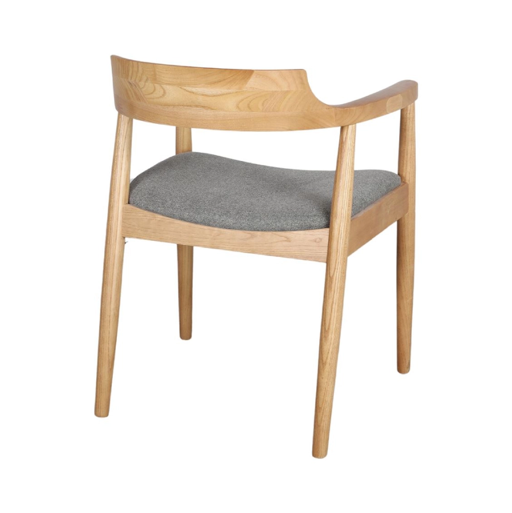 Cadeira estofada cinza com braços em madeira Amanda Cadeira em madeira clara com assento estofado cinza