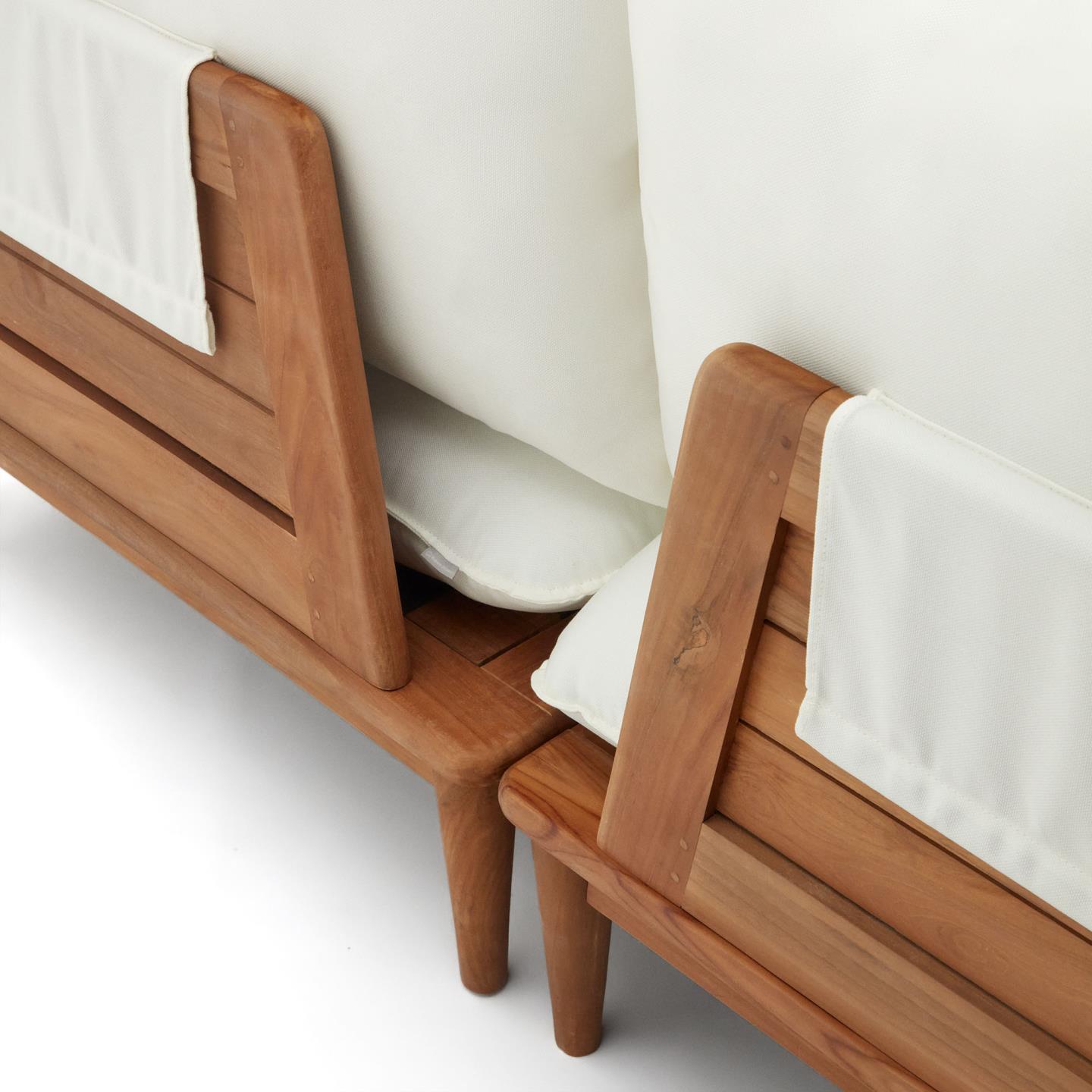 Conjunto Porto Rico, sofá 2 lugares, mesa, madeira teca Base em madeira clara de camas de solteiro com colchões e panos brancos.