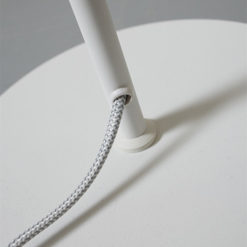 Candeeiro de Pé Articulado em Metal Lisbon Cabo elétrico trançado branco ligado a suporte e superfície brancos
