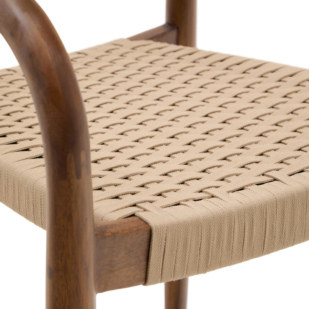 Cadeira com braços em nogueira e corda bege Mina Assento trançado bege numa cadeira de madeira castanha