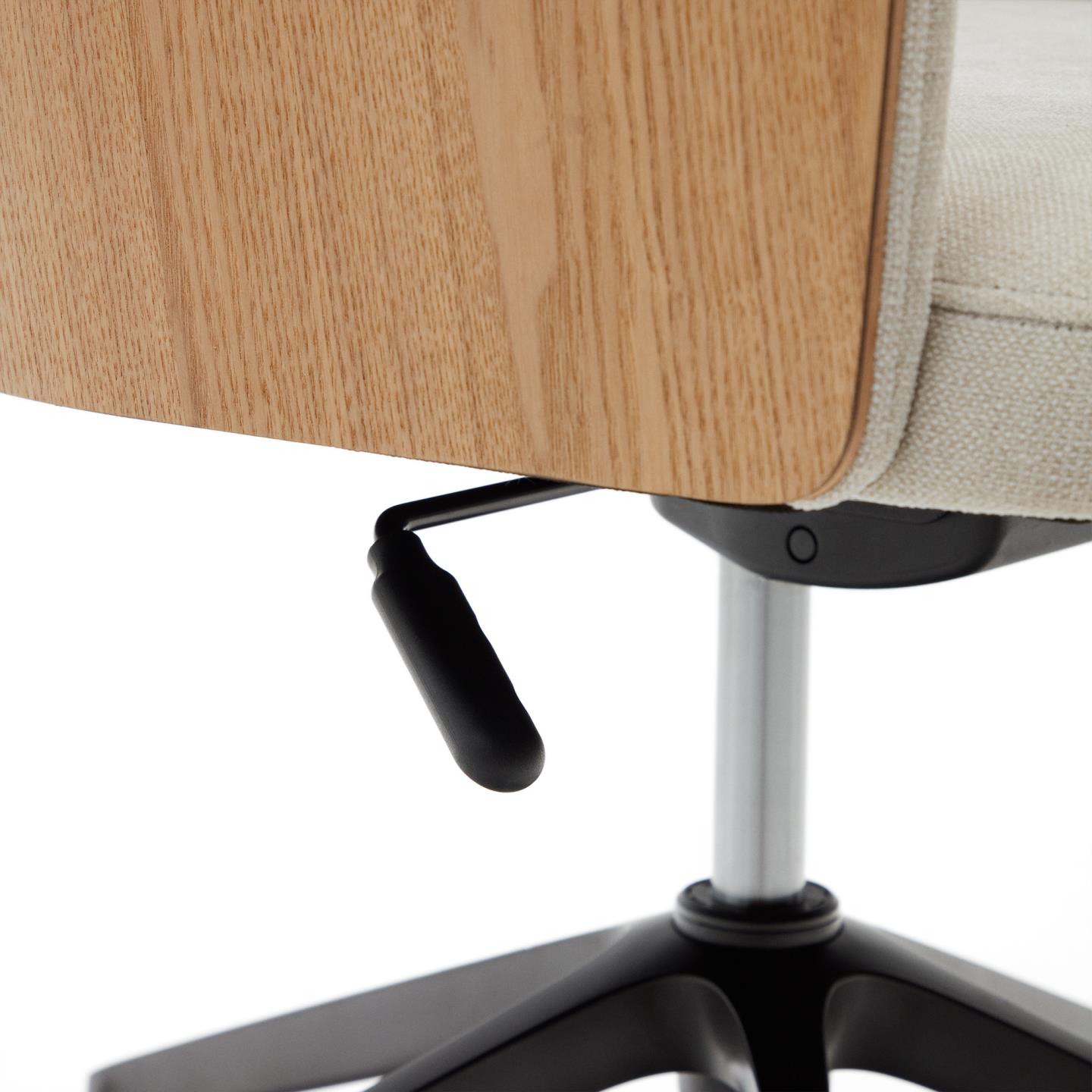 Cadeira de escritório Madan, estofada, natural Detalhe de cadeira de escritório com madeira clara e estofado bege