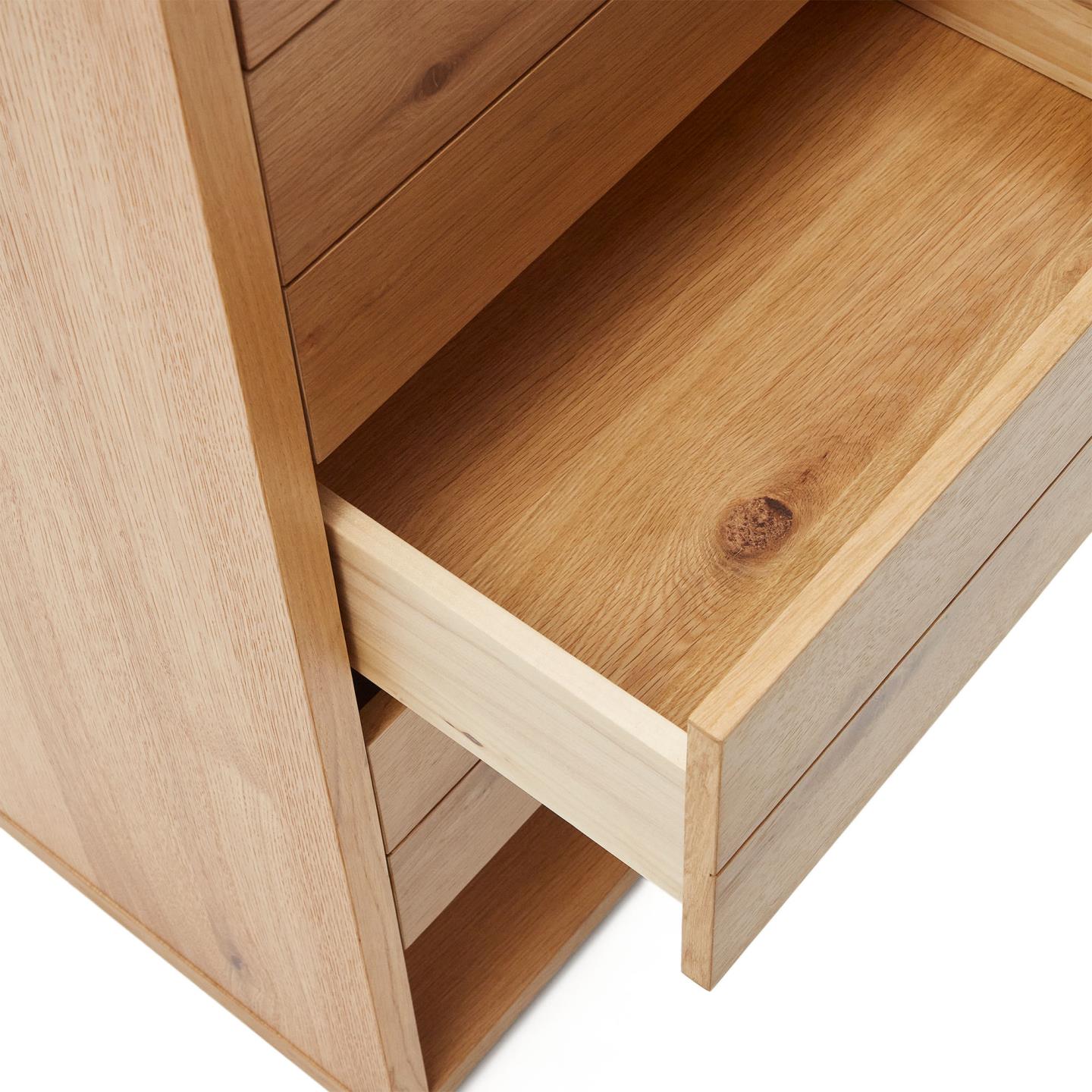 Cómoda Alguam, madeira carvalho, 60x120 Gaveta de móvel de madeira clara ligeiramente aberta mostrando textura e nó