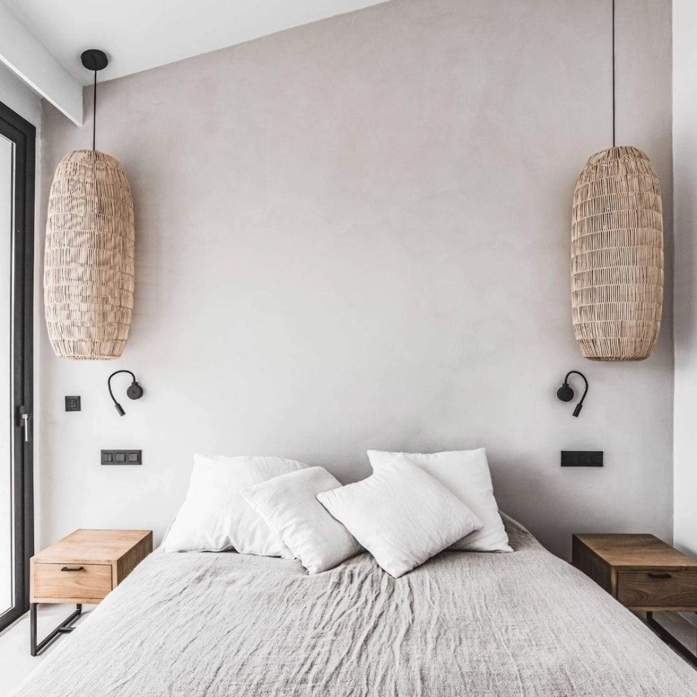 Candeeiro de Teto em Rattan Pickle Large Ø40x106 Quarto moderno com cama cinzenta, almofadas brancas e candeeiros de fibra natural