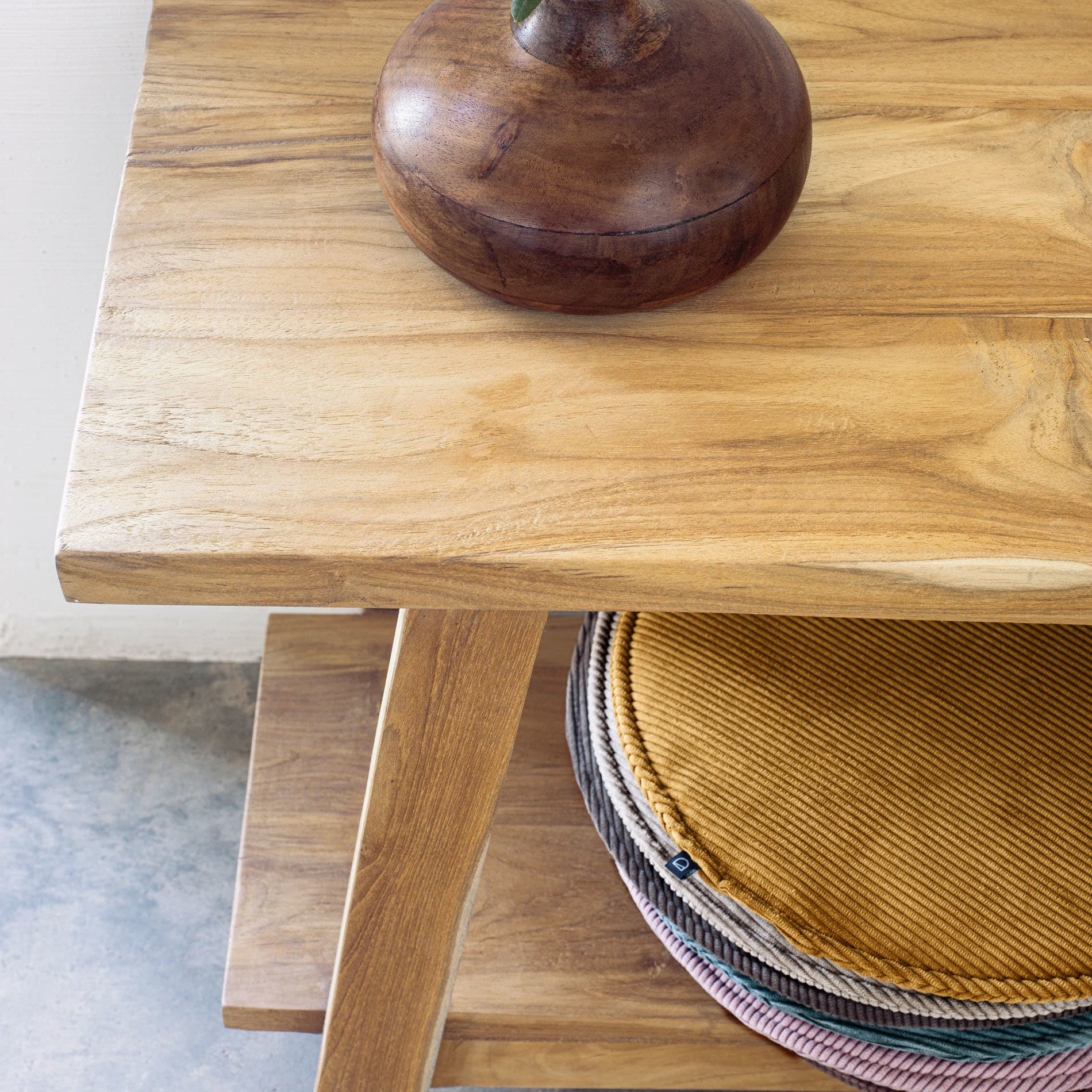 Banco Sifara, madeira teca reciclada, 150x46 Mesa de madeira clara com almofadas redondas coloridas e objeto decorativo de madeira