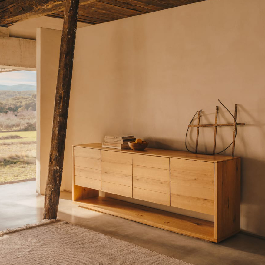 Aparador Alguam, madeira carvalho, 200x73 Aparador de madeira clara com seis gavetas num ambiente minimalista