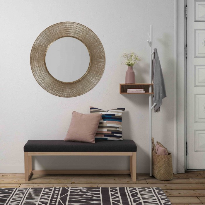 Cabide Ben, c/estante, madeira/metal, 40x175 Banco de madeira clara com almofadas, espelho redondo de palha, cabide branco com casaco e cesta de vime num ambiente interior