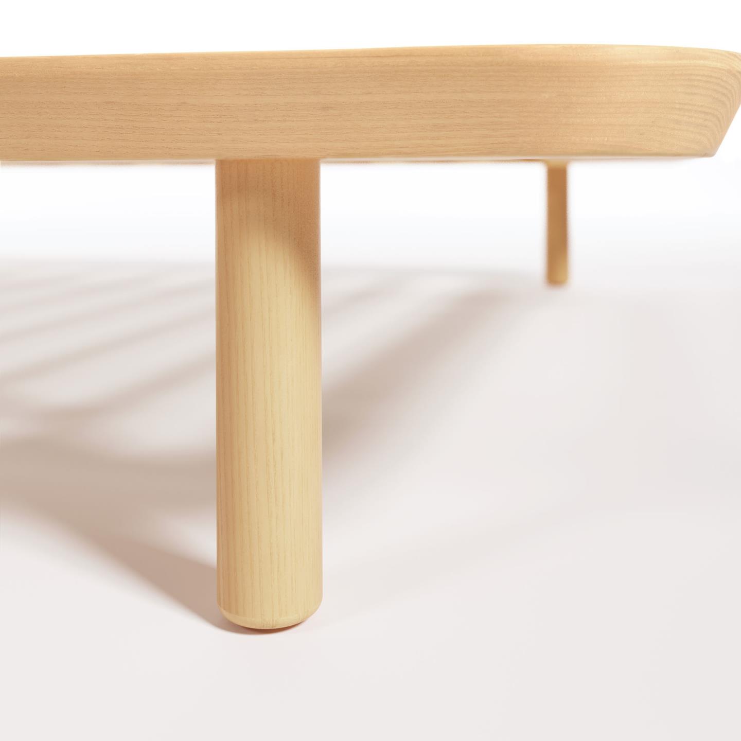 Cama de casal Alinne, madeira de freixo, 160x200 Pernas arredondadas de móvel baixo em madeira clara sobre fundo branco