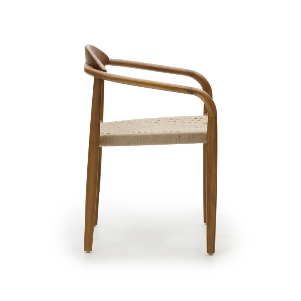 Cadeira com braços em nogueira e corda bege Mina Cadeira moderna em madeira clara com assento bege e braços curvos.