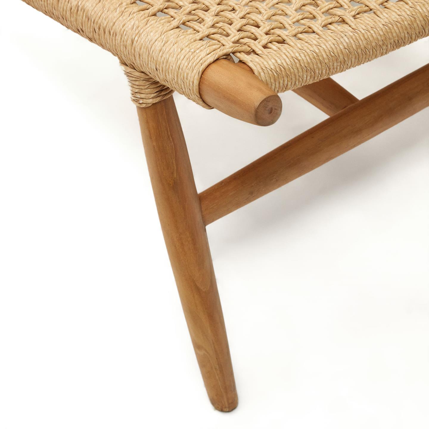 Cadeirão Codan, madeira teca/corda Banco em madeira clara com assento trançado em fibras naturais