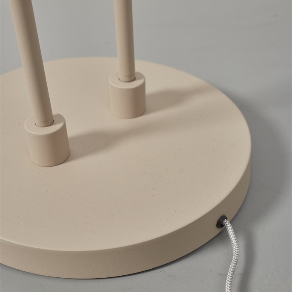 Candeeiro de Pé Havana com Duplo Foco Base de candeeiro bege com dois suportes verticais e cabo elétrico branco com padrão em preto