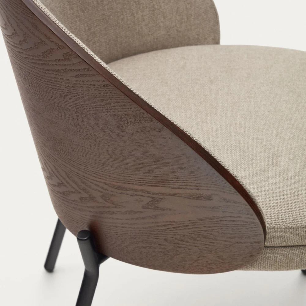 Cadeira estofada chenille em madeira e metal Emmy Cadeira de madeira com assento tecido bege e pernas pretas