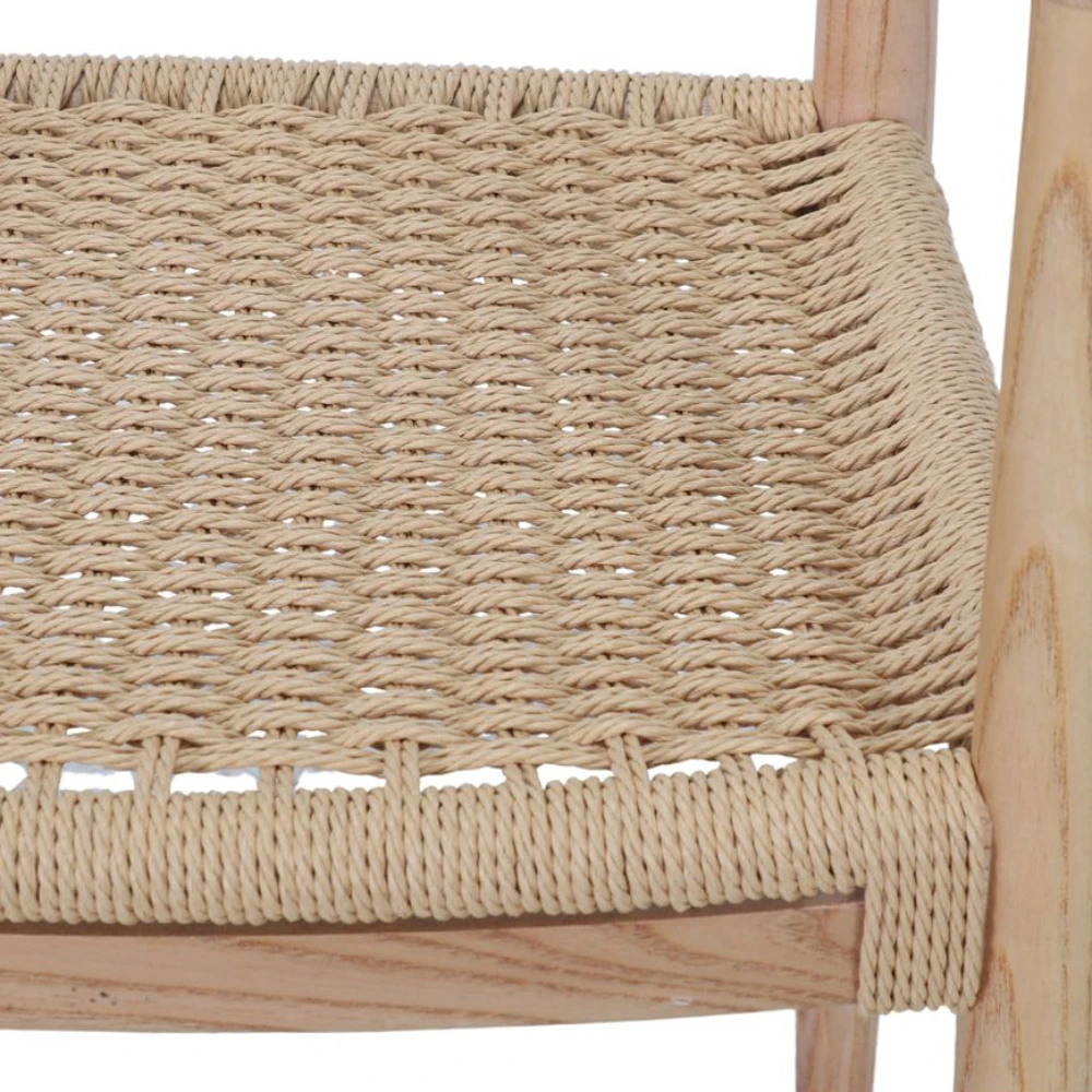 Cadeira com braços em madeira e corda natural Cassia Assento de cadeira em corda trançada bege com estrutura de madeira clara