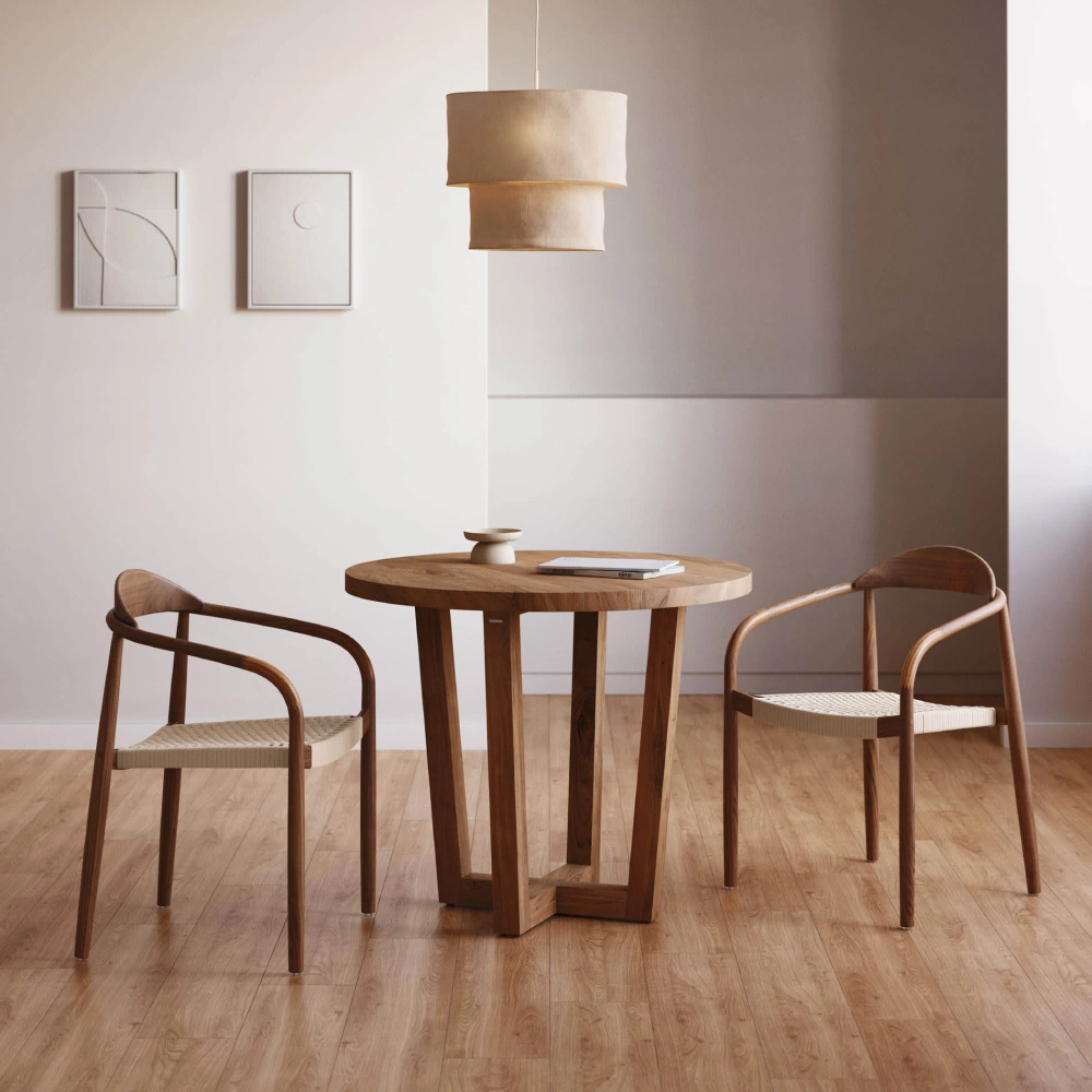 Cadeira com braços em nogueira e corda bege Mina Sala de jantar com mesa redonda de madeira, cadeiras em madeira com assentos bege, luminária pendente e paredes brancas