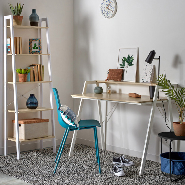 Estante Aris, madeira/metal, 56x172 Escritório em casa com secretária, cadeira azul, estante com livros e plantas