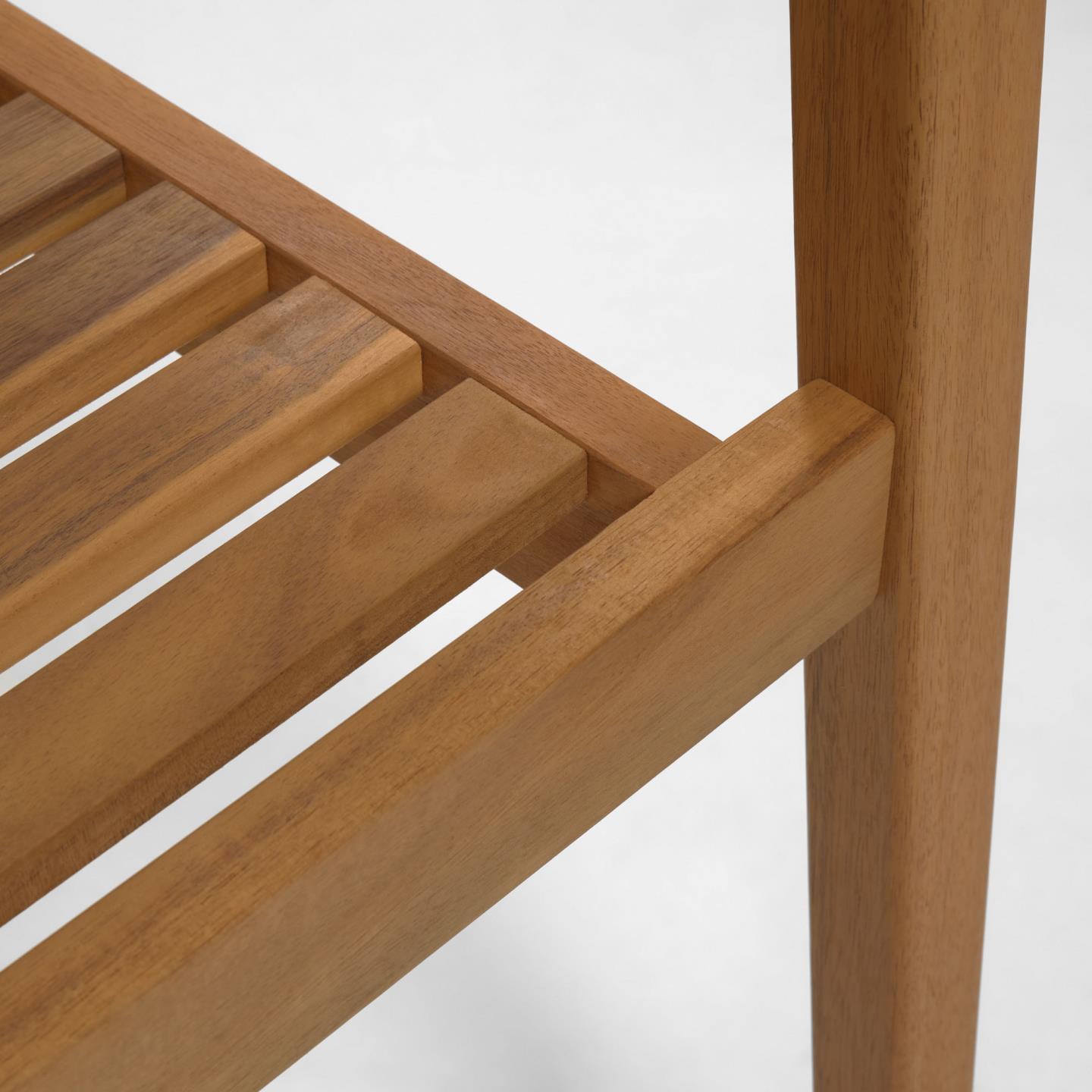 Cadeira Hanz, exterior, madeira acácia Detalhe em madeira clara de móvel com travessas horizontais e textura natural