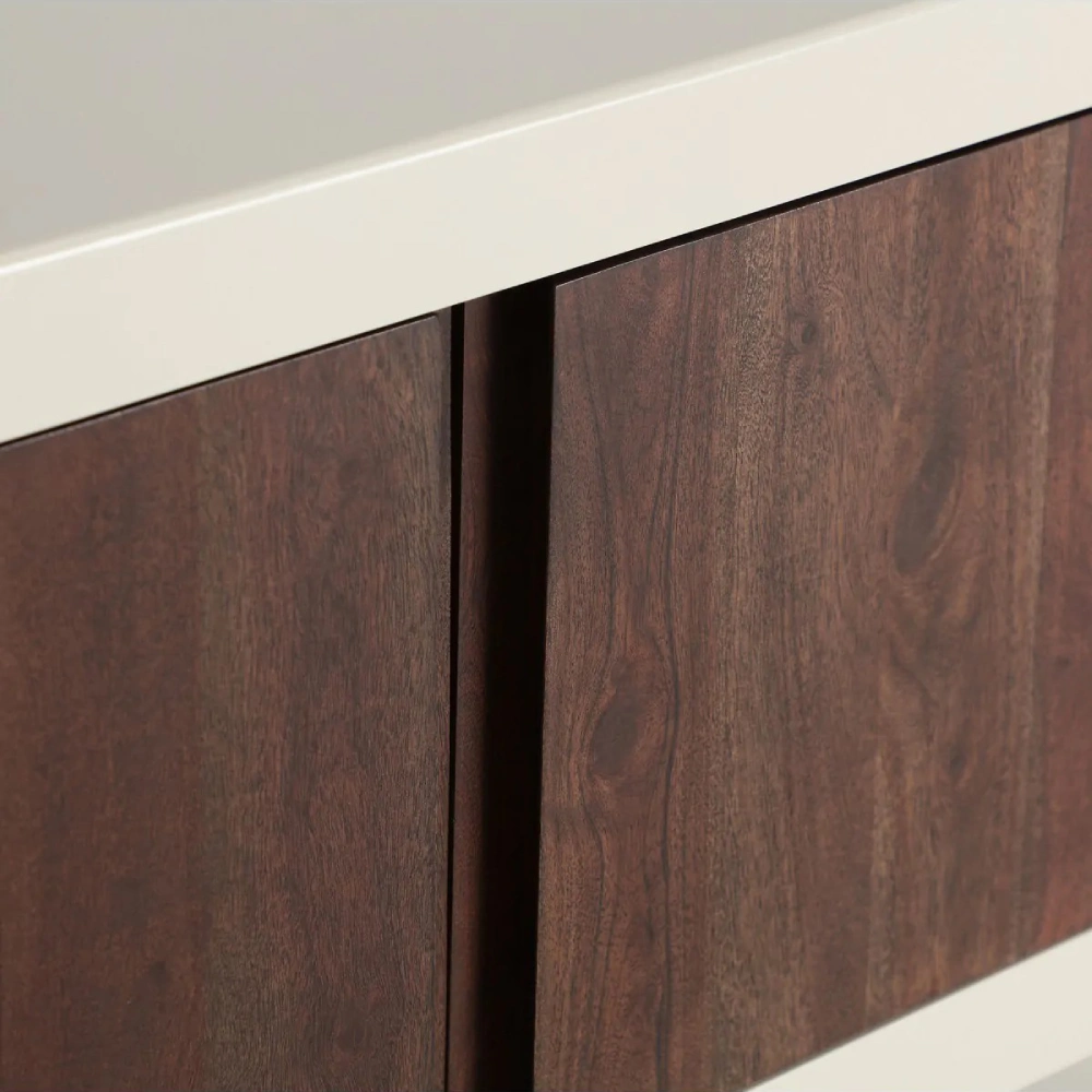 Móvel TV em madeira de acácia off-white Glaris 180x50 Portas de armário em madeira castanha escura com corpo branco