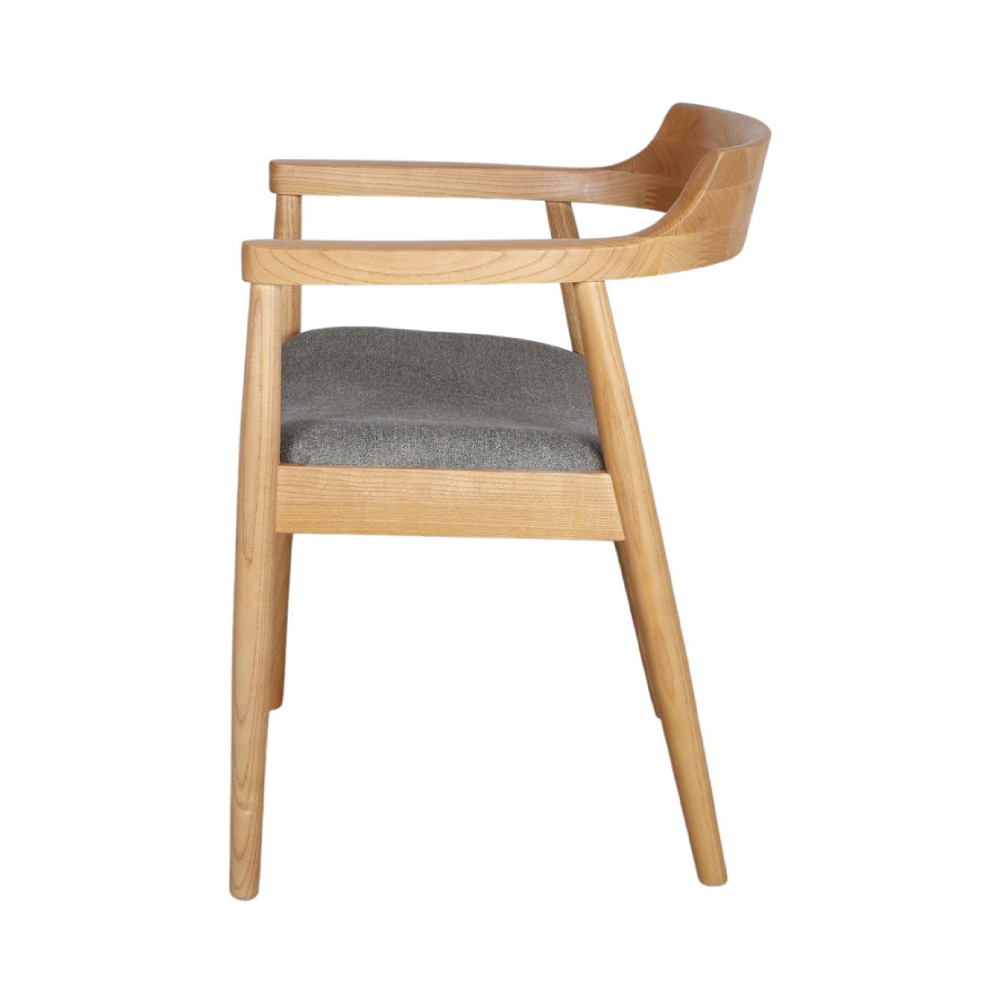 Cadeira estofada cinza com braços em madeira Amanda Cadeira de madeira clara com assento estofado cinzento e braços curvos