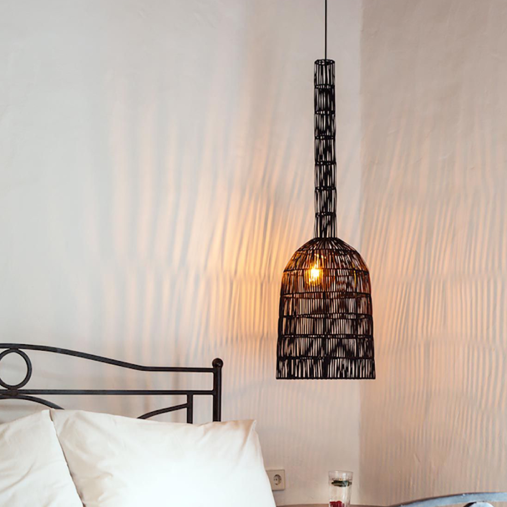 Candeeiro de Teto em Rattan Umut Ø35x114 Candeeiro pendente preto trançado com luz acesa junto a cama branca