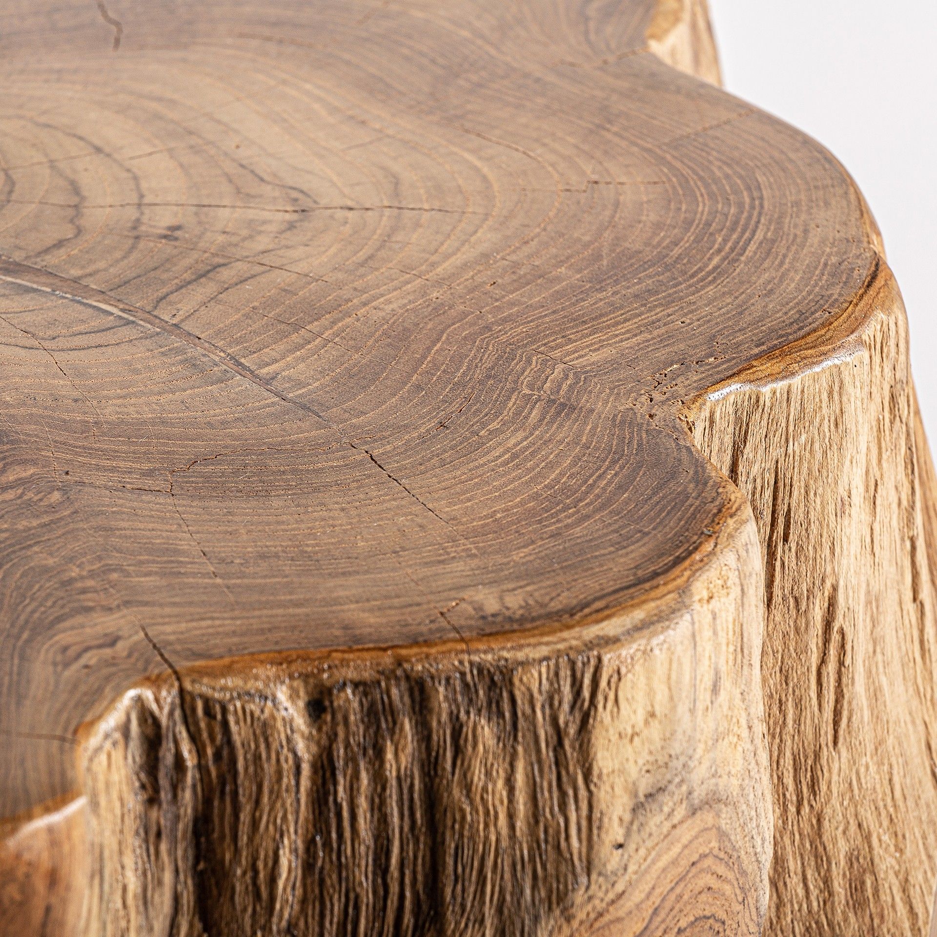 Mesa de centro Bisko, madeira teca, Ø50x42 Tronco de árvore trabalhado como móvel, com detalhe da textura e veios da madeira castanha