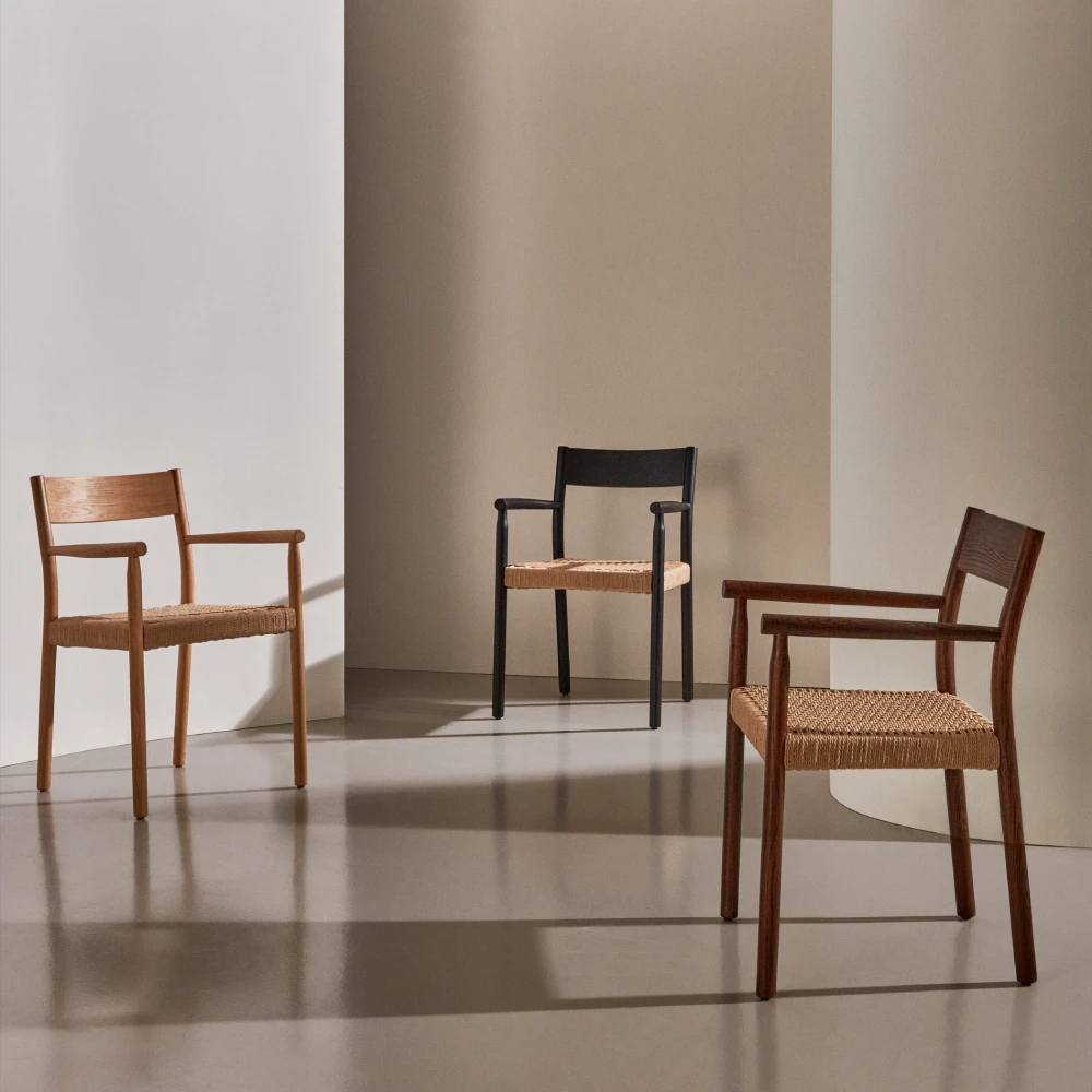 Cadeira com braços em madeira carvalho Yalin Três cadeiras de madeira com assentos de rattan em fundo cinzento