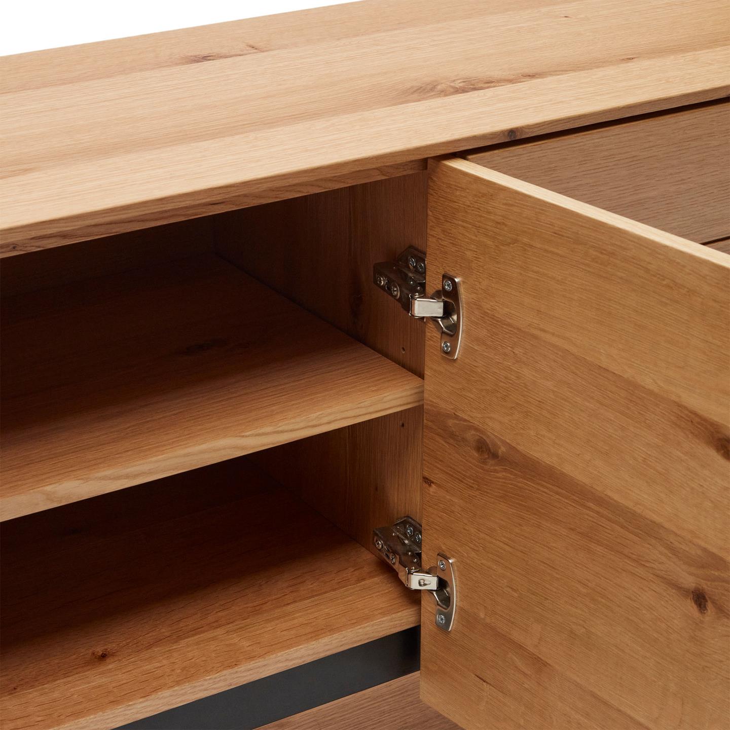 Aparador Alguam, madeira carvalho, 200x73 Móvel de madeira clara com porta aberta e prateleiras internas