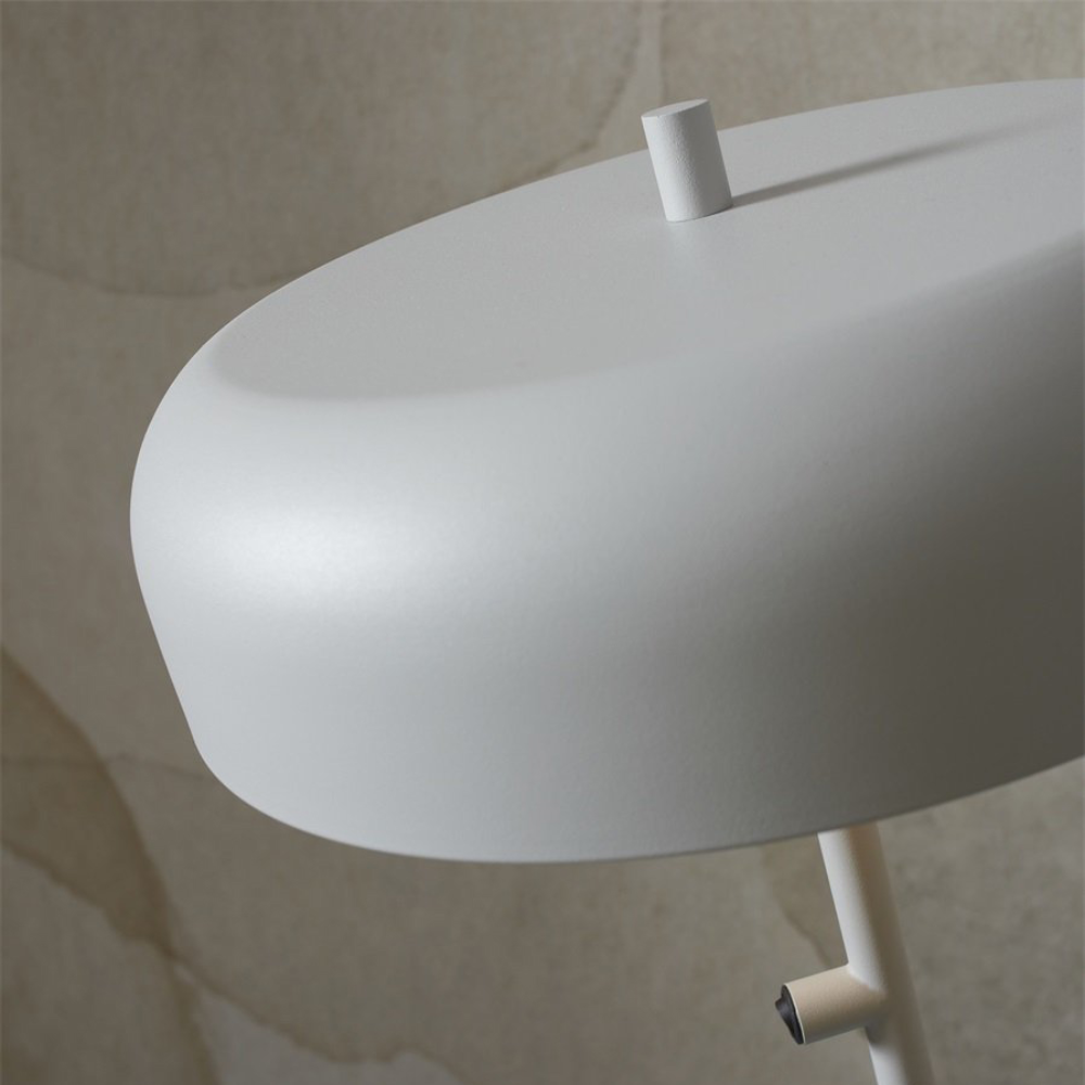 Candeeiro de Pé em Metal Porto Abajur branco com cúpula redonda lisa e haste vertical