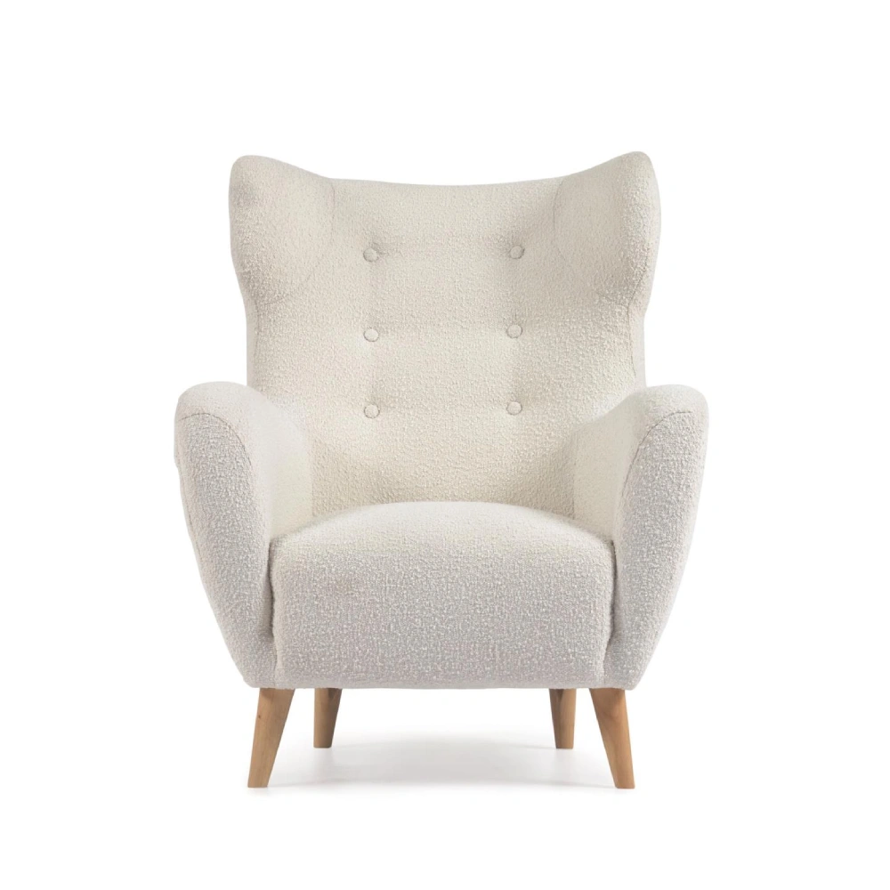 Poltrona estofada bouclé branco Pati Poltrona branca estofada com botões e pés em madeira